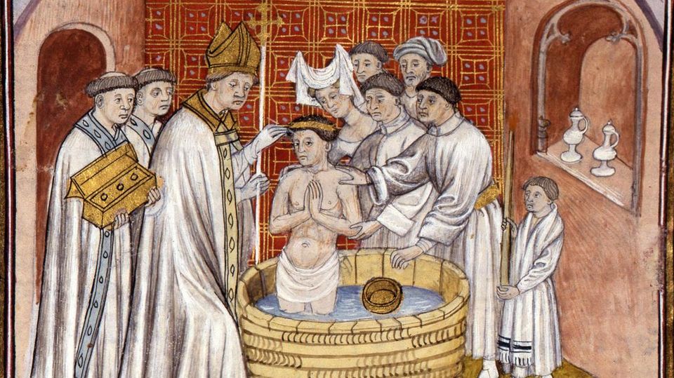 Buchmalerei, die zeigt, wie Rollo inmitten von Geistlichen in einem Holzbottich stehend getauft wird Buchmalerei, die zeigt, wie Rollo inmitten von Geistlichen in einem Holzbottich stehend getauft wird