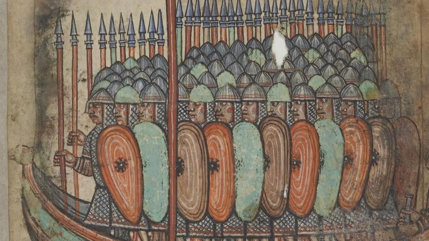 Buchmalerei, die eng beieinander stehende, mit Lanzen und Schilden bewaffnete Wikingerkrieger auf einem Schiff zeigt Buchmalerei, die eng beieinander stehende, mit Lanzen und Schilden bewaffnete Wikingerkrieger auf einem Schiff zeigt