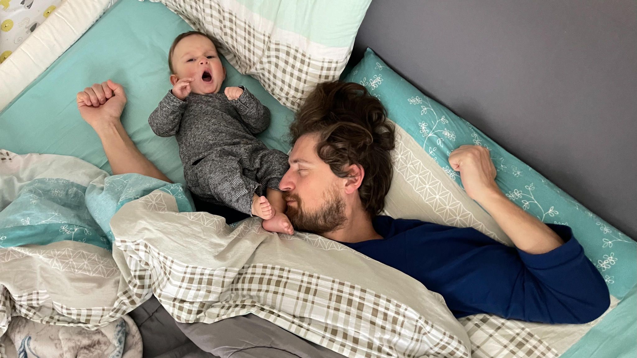 Vater und Tochter im Bett