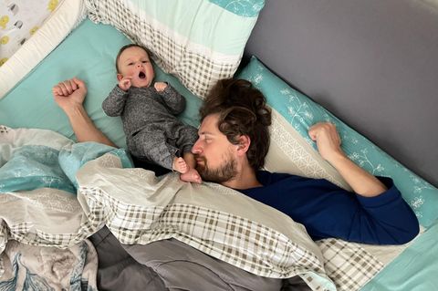Vater und Tochter im Bett