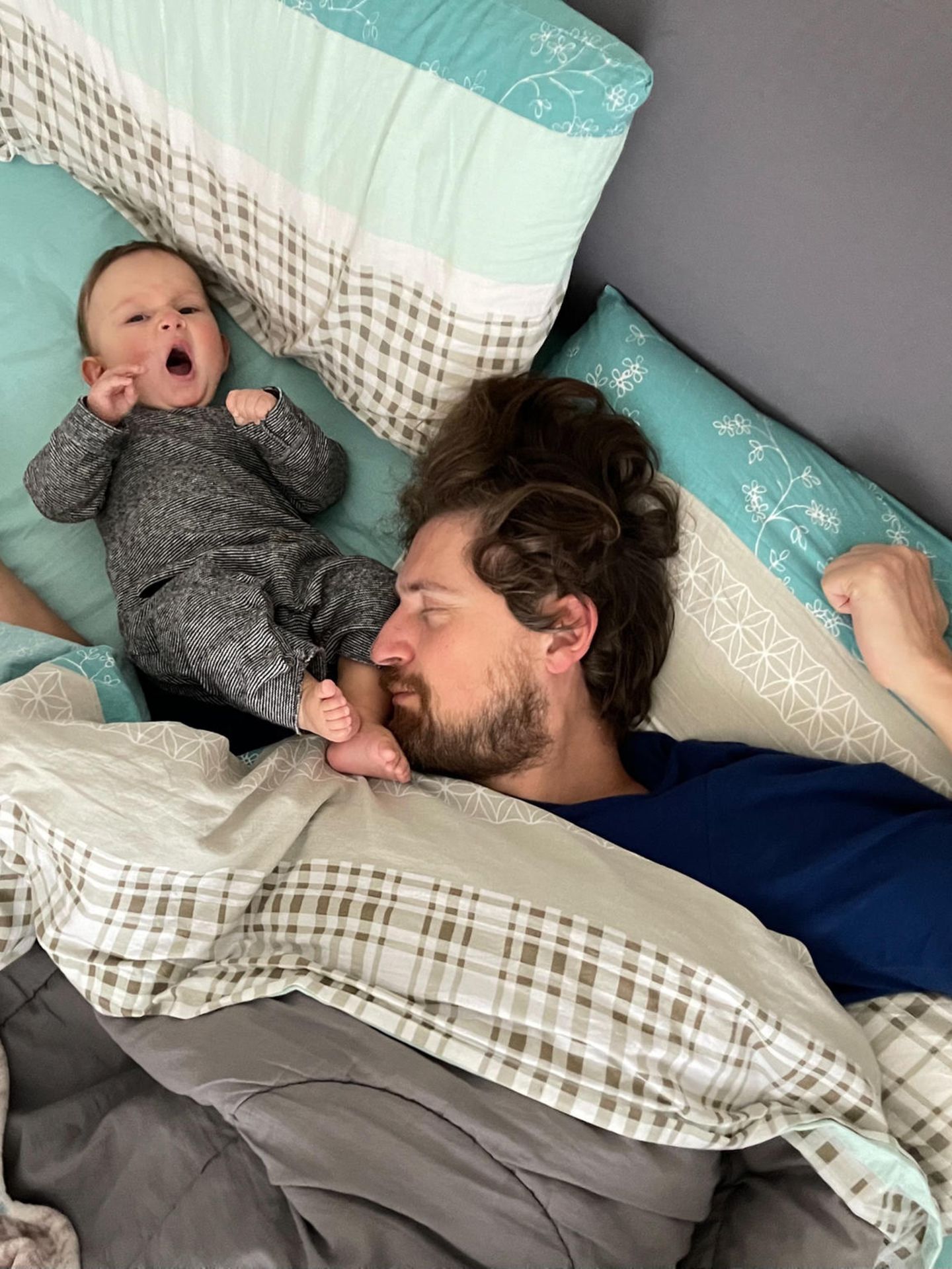 Vater und Tochter im Bett