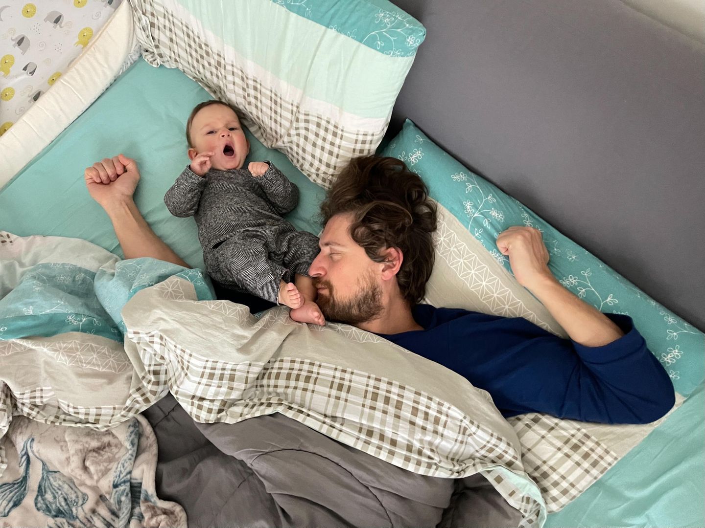 Vater und Tochter im Bett