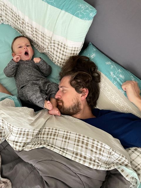 Vater und Tochter im Bett