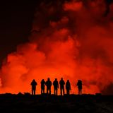 Menschen beobachten und fotografieren den Vulkanausbruch auf Island am 8. Februar 2024