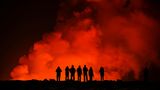 Menschen beobachten und fotografieren den Vulkanausbruch auf Island am 8. Februar 2024