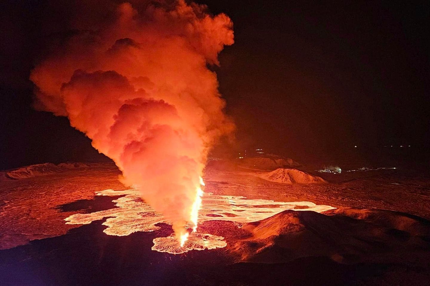 Bis zu 80 Meter hohe Lavafontänen Vulkanausbruch auf Island am 8. Februar 2024 - Sicht von oben