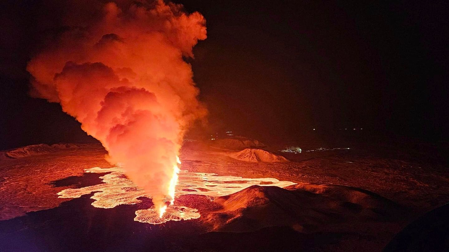 Bis zu 80 Meter hohe Lavafontänen Vulkanausbruch auf Island am 8. Februar 2024 - Sicht von oben