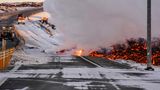 Lava ist an der Straße nach Grindavík in der Nähe der Ausfahrt zur Blauen Lagune zu sehen