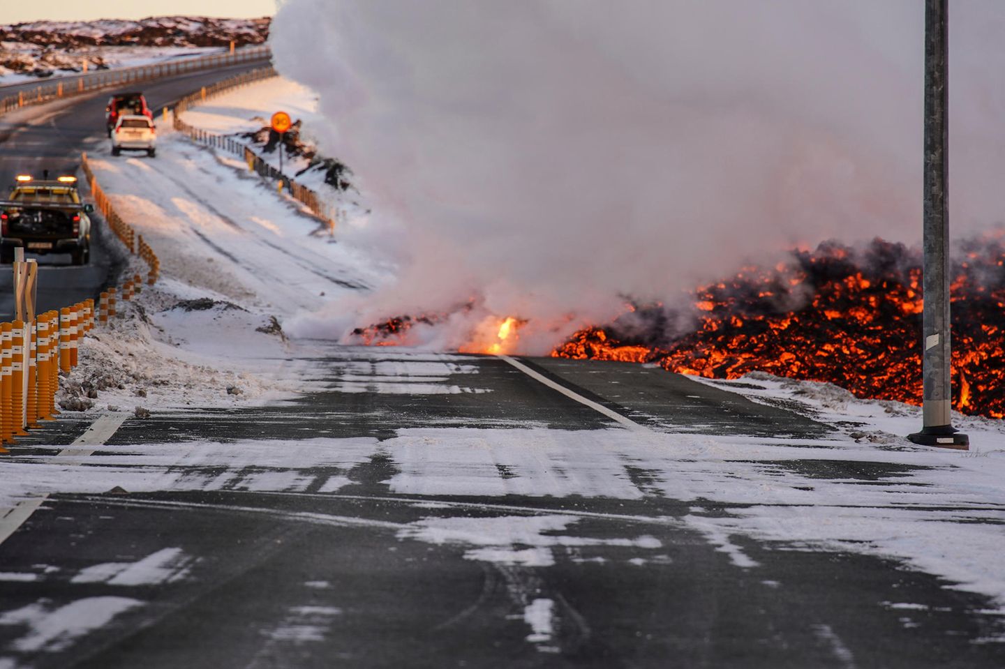 Warmwasserversorgung unterbrochen Lava ist an der Straße nach Grindavík in der Nähe der Ausfahrt zur Blauen Lagune zu sehen