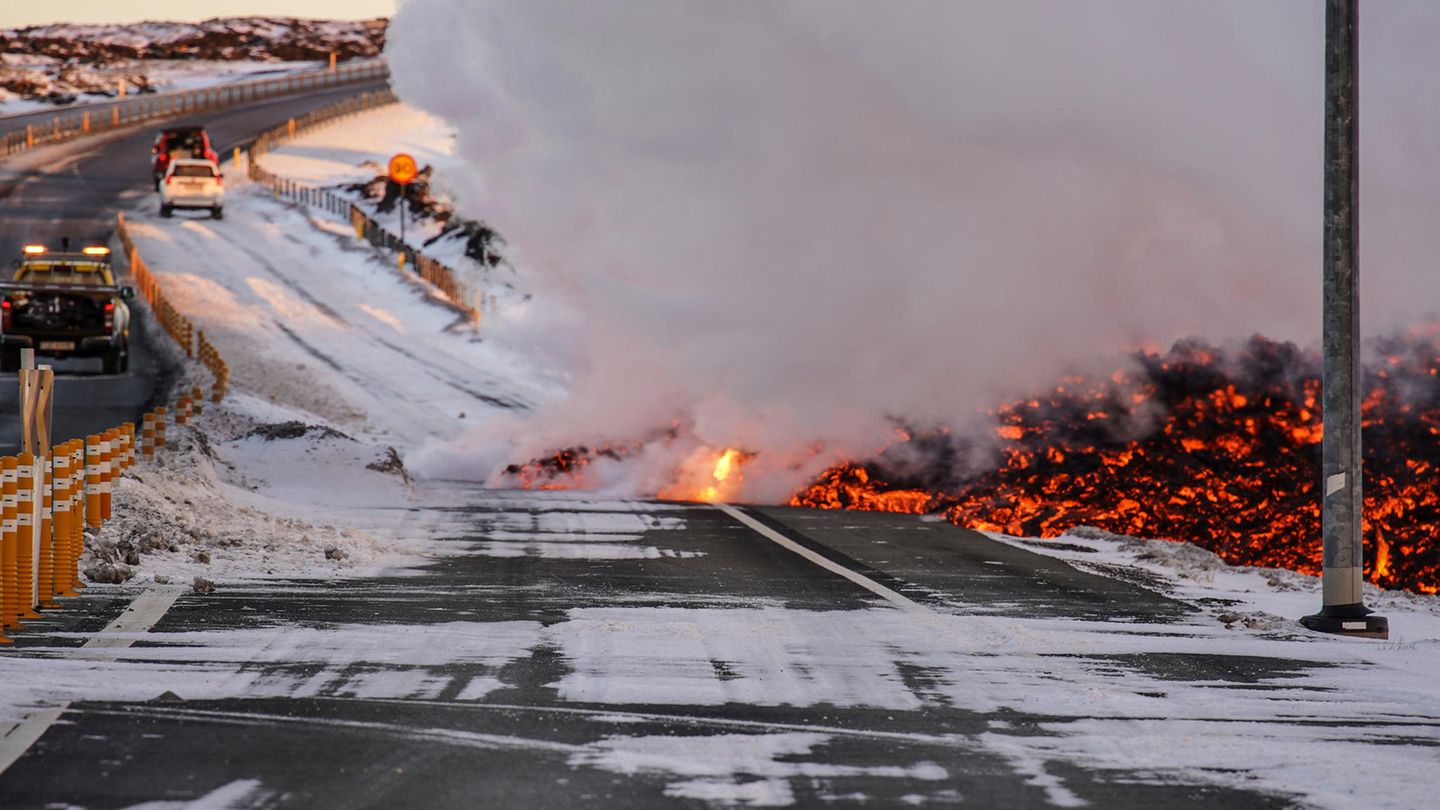 Warmwasserversorgung unterbrochen Lava ist an der Straße nach Grindavík in der Nähe der Ausfahrt zur Blauen Lagune zu sehen