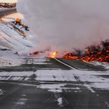 Lava ist an der Straße nach Grindavík in der Nähe der Ausfahrt zur Blauen Lagune zu sehen