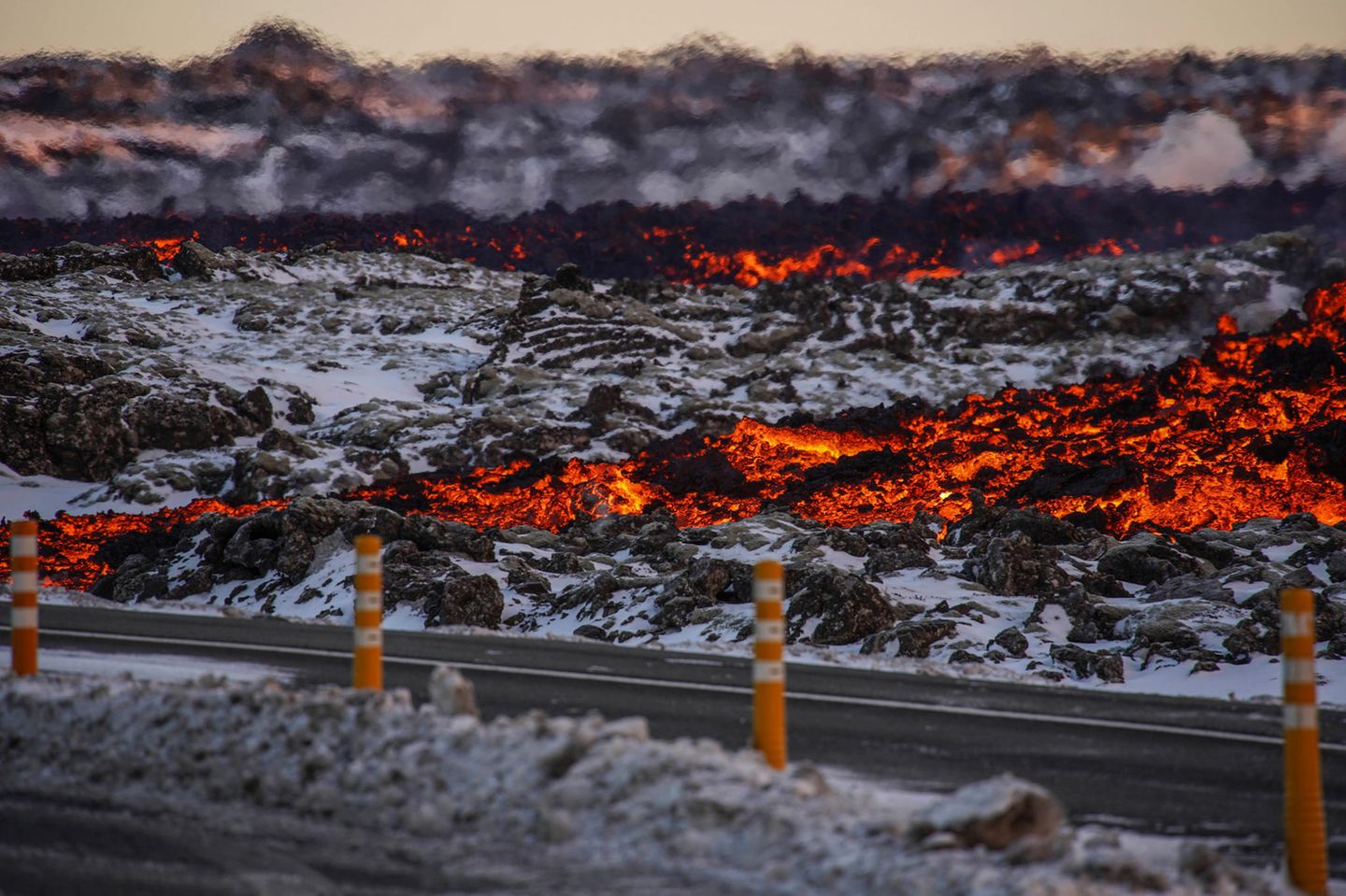 Bevölkerung soll Strom und Wasser sparen Straße auf Island wegen Lava
