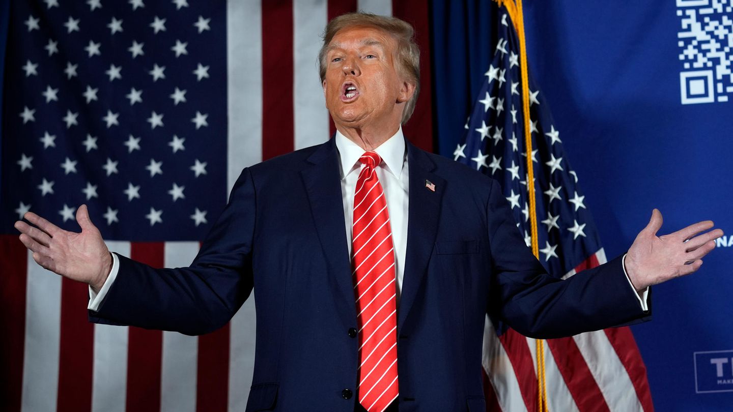 Donald Trump vor US-Flagge
