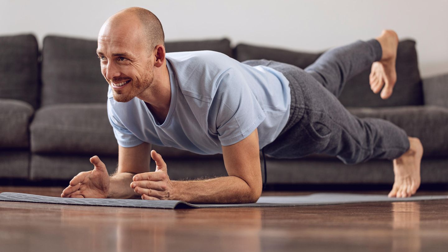 Ein Mann macht eine Plank-Übung