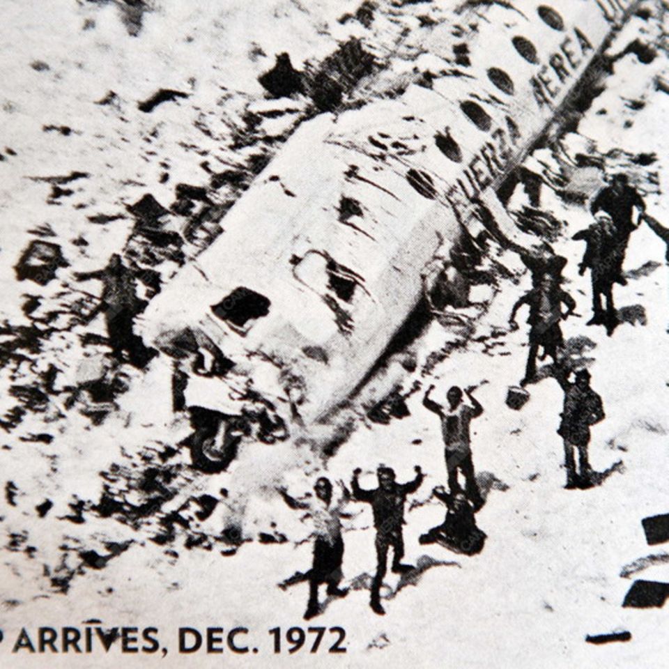 Überlebende neben einem Flugzeugwrack erhalten Rettung