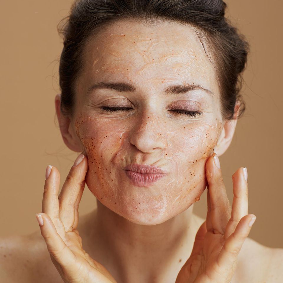 Dermatologie : Am Traum vom jugendlichen Hautbild verdient die Kosmetikindustrie: Welche Wirkstoffe halten, was die Werbung verspricht? Am Traum vom jugendlichen Hautbild verdient die Kosmetikindustrie: Welche Wirkstoffe halten, was die Werbung verspricht?