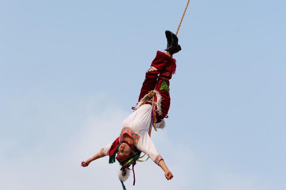 Das Leben von Irene García Hernández hängt an einem Seil 30 Meter über dem Boden. Sie gehört zu den Voladores, den "fliegenden Menschen" von Cuetzalan  0.8003