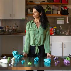 Patricia Brennan in ihrem Labor mit Silikonabgüssen von Tiervaginas