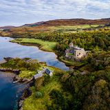 Schloss Dunvegan, Schottland, Luftaufnahme mit Küste