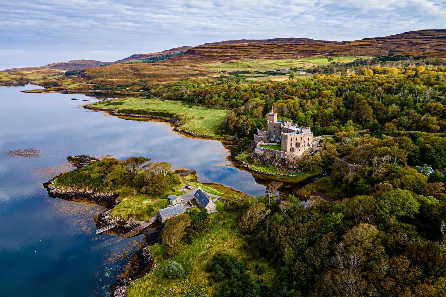 Isle of Skye: Zwischen Himmel, Nebel – und Wasser Schloss Dunvegan, Schottland, Luftaufnahme mit Küste
