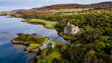 Isle of Skye: Zwischen Himmel, Nebel – und Wasser Schloss Dunvegan, Schottland, Luftaufnahme mit Küste