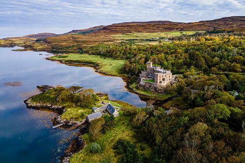 Schloss Dunvegan, Schottland, Luftaufnahme mit Küste