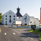 Aussenansicht der Lagavulin Distelerie in Lagavulin in der Stadt Islay auf den inneren Hebriden