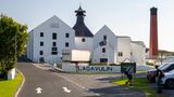 Islay: mildes Klima für den Whisky Aussenansicht der Lagavulin Distelerie in Lagavulin in der Stadt Islay auf den inneren Hebriden