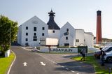 Aussenansicht der Lagavulin Distelerie in Lagavulin in der Stadt Islay auf den inneren Hebriden