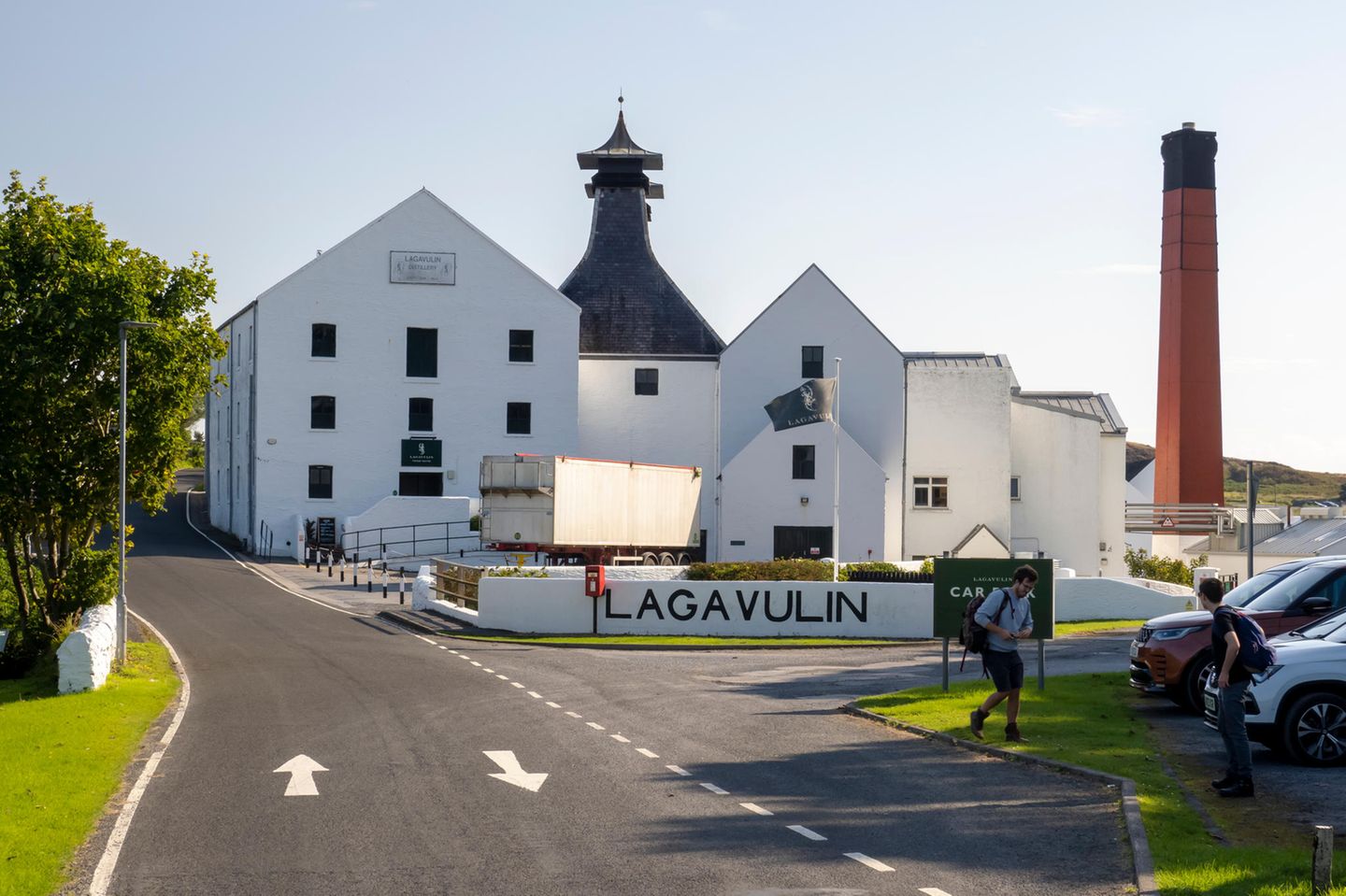 Islay: mildes Klima für den Whisky Aussenansicht der Lagavulin Distelerie in Lagavulin in der Stadt Islay auf den inneren Hebriden