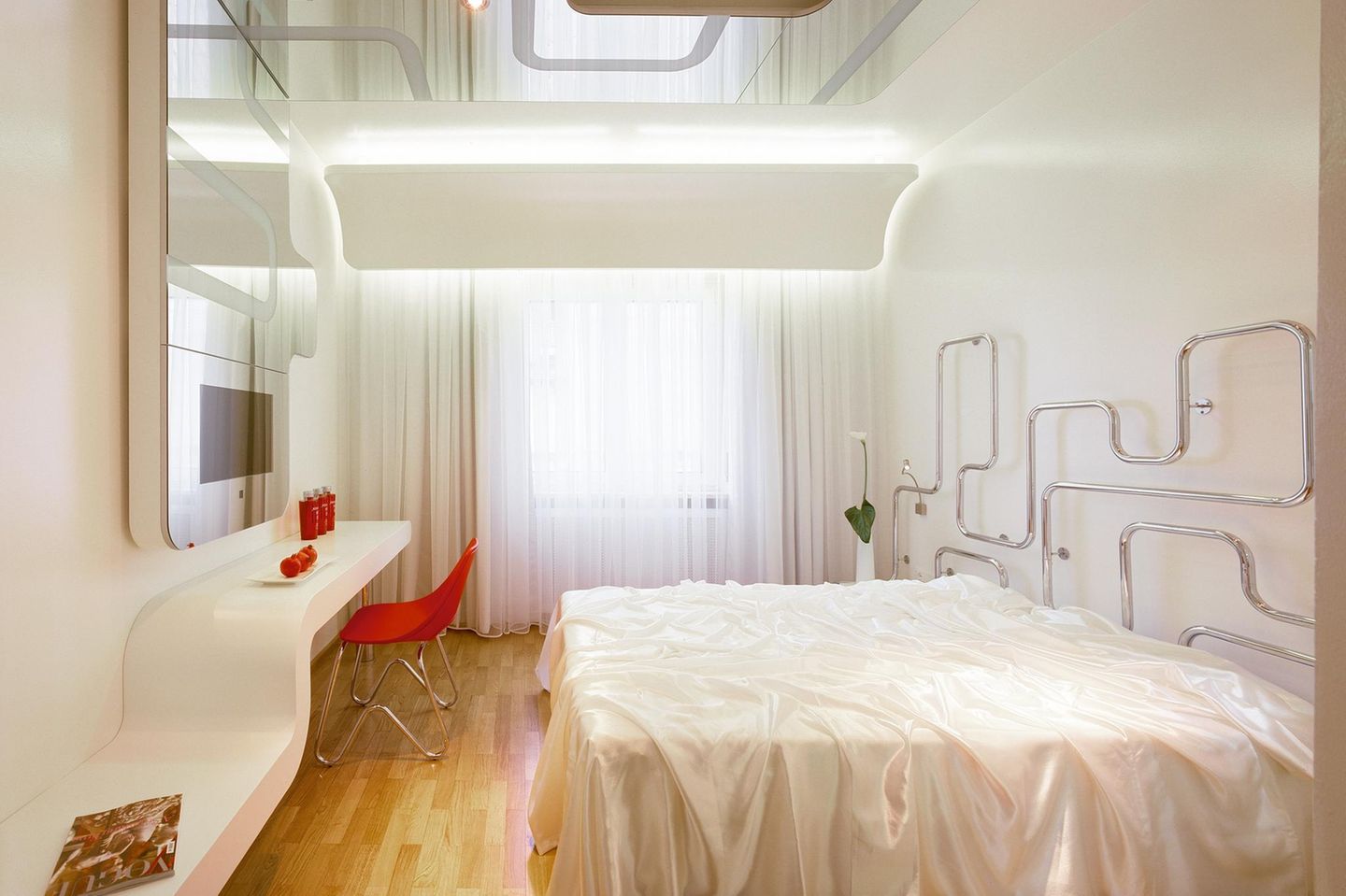 Hotelzimmer in schlichtem Design, ein Bett im Zentrum