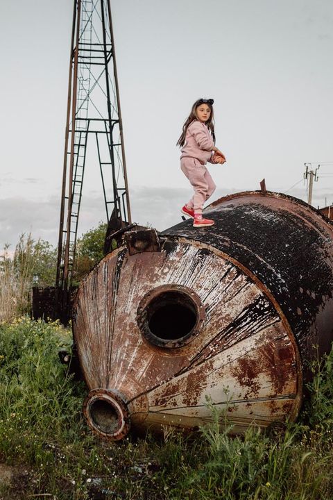 Im Dorf Zharrëz erobern Kinder sich die Relikte der Vergangenheit als Spielplatz neu: Viele alte Anlagen der Ölindustrie sind stillgelegt. Doch die Verschmutzung ist noch nicht zu Ende   