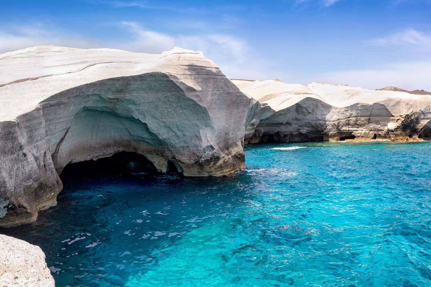 Auf Platz fünf des Lonely-Planet-Rankings liegt im Jahr 2024 der Küstenabschnitt von Sarakiniko auf der Kykladen-Insel Milos. Das kreideweiße Gestein – helle Ascheablagerungen, aus denen das Meer im Laufe der Zeit bizarre Strukturen herausgewaschen hat – lässt den Küstenabschnitt wie eine Mondlandschaft erscheinen. Viele Einheimische springen von den hellen Klippen direkt ins kühle Nass