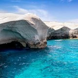 Auf Platz fünf des Lonely-Planet-Rankings liegt im Jahr 2024 der Küstenabschnitt von Sarakiniko auf der Kykladen-Insel Milos. Das kreideweiße Gestein – helle Ascheablagerungen, aus denen das Meer im Laufe der Zeit bizarre Strukturen herausgewaschen hat – lässt den Küstenabschnitt wie eine Mondlandschaft erscheinen. Viele Einheimische springen von den hellen Klippen direkt ins kühle Nass