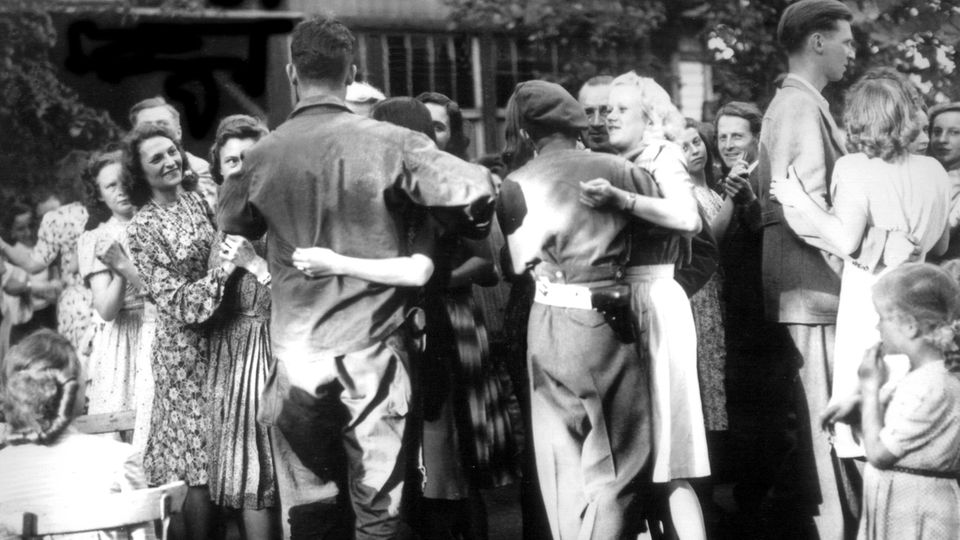 Amerikanische und britische Besatzungssoldaten tanzen mit Frauen im Sommer 1945 in Berlin