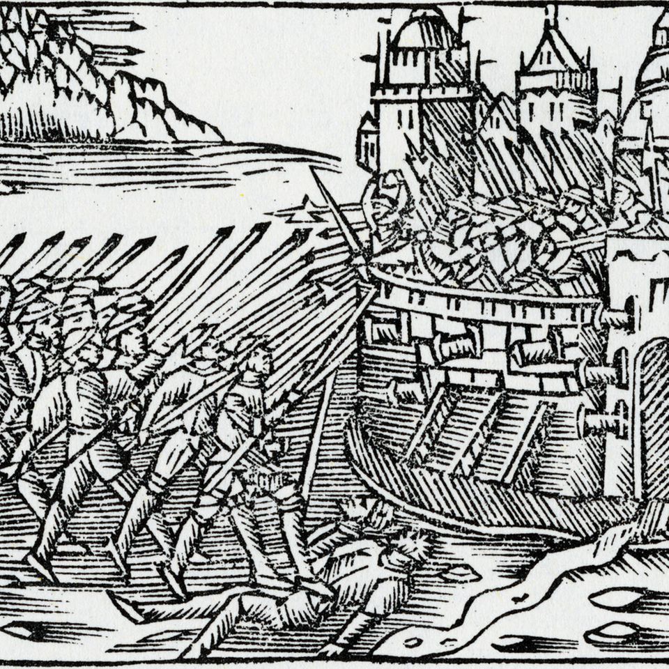 Kämpfer mit Lanzen stehen vor einer bemannten Stadtmauer