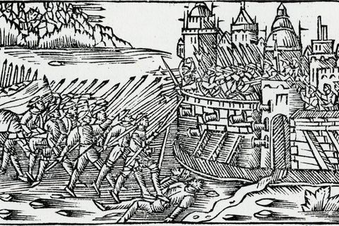 Kämpfer mit Lanzen stehen vor einer bemannten Stadtmauer