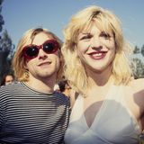Musiker Kurt Cobain posiert mit seiner Frau Courney Love und dem gemeinsamen Kind im Jahr 1993