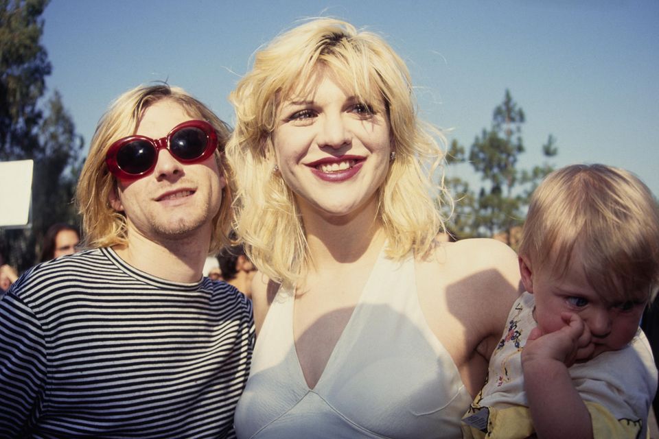 Musiker Kurt Cobain posiert mit seiner Frau Courney Love und dem gemeinsamen Kind im Jahr 1993