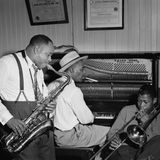 Drei afroamerikanische Jazzmusiker im Jahr 1947 an Saxofon, Klavier und Posaune