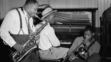 Drei afroamerikanische Jazzmusiker im Jahr 1947 an Saxofon, Klavier und Posaune