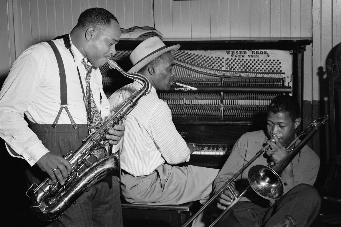Drei afroamerikanische Jazzmusiker im Jahr 1947 an Saxofon, Klavier und Posaune
