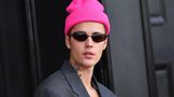 Der Sänger Justin Bieber, porträtiert 2022 mit neonfarbener Mütze und Sonnenbrille