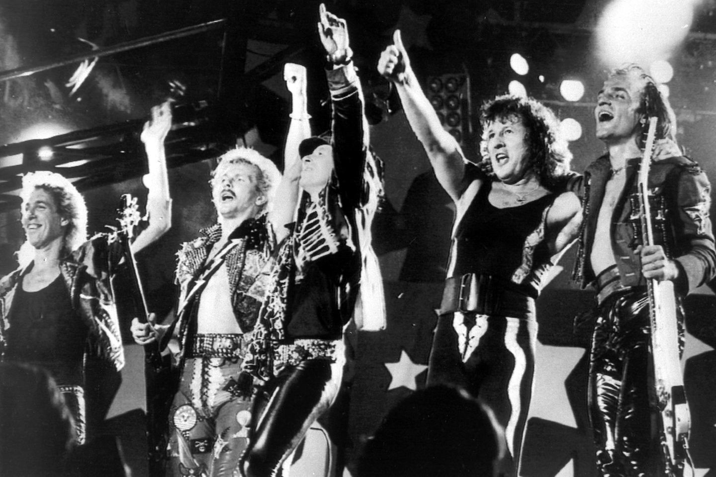 The Scorpions: Geheimwaffe des Kalten Krieges Die Band The Scorpions verabschiedet sich auf der Bühne in Moskau von den Fans