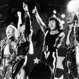 Die Band The Scorpions verabschiedet sich auf der Bühne in Moskau von den Fans