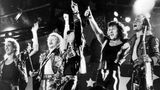 Die Band The Scorpions verabschiedet sich auf der Bühne in Moskau von den Fans