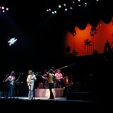 Die Band The Eagles spielt live auf einer Bühne