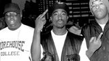 Der Rapper Tupac Shakur posiert mit ausgestrecktem Mittelfinger, flankiert von Notorious B.I.G. und Redman