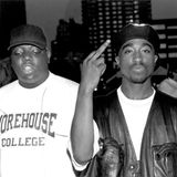 Der Rapper Tupac Shakur posiert mit ausgestrecktem Mittelfinger, flankiert von Notorious B.I.G. und Redman