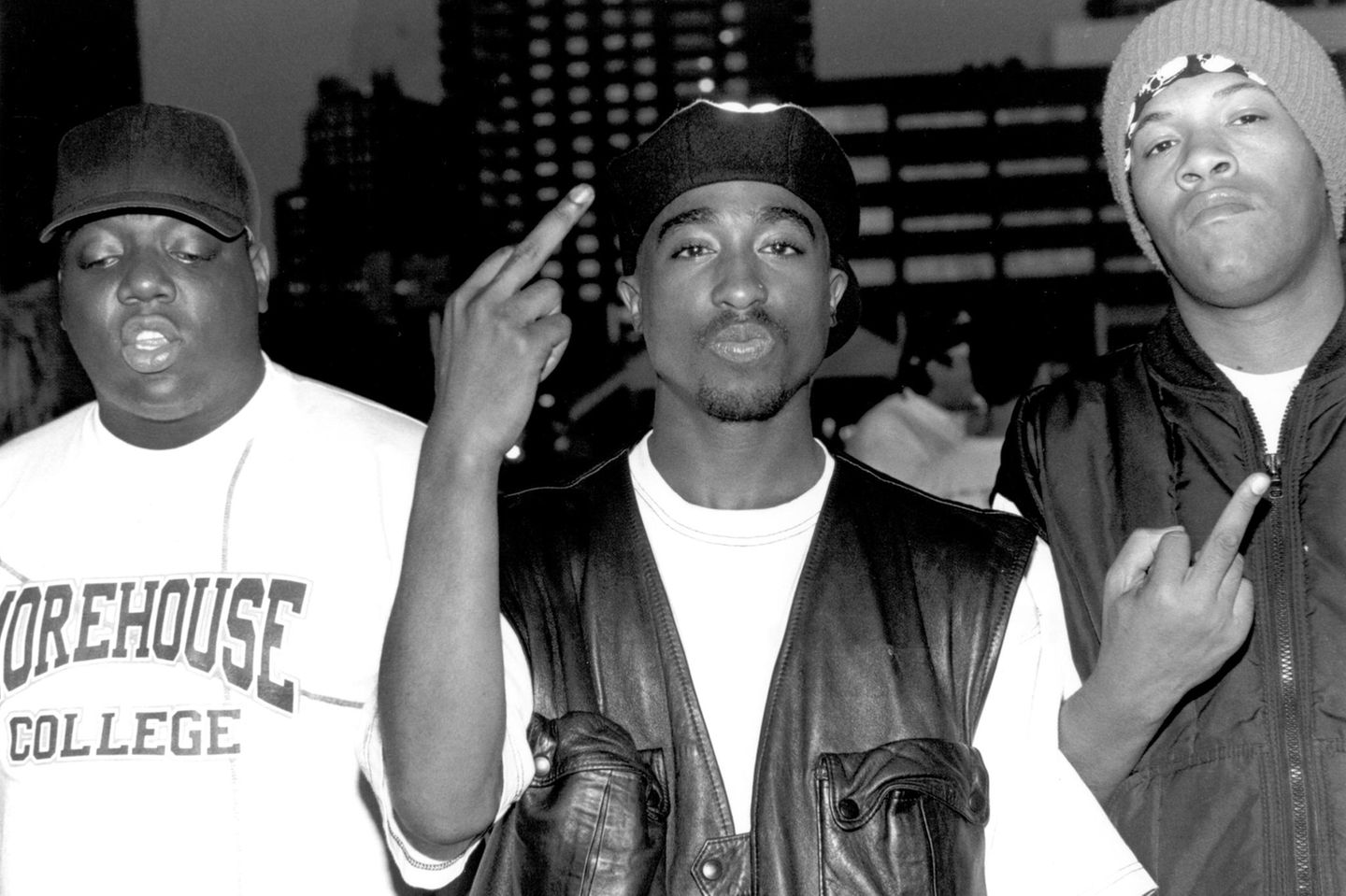 Der Rapper Tupac Shakur posiert mit ausgestrecktem Mittelfinger, flankiert von Notorious B.I.G. und Redman